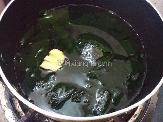 汤锅里烧开水，放入裙带菜生姜！