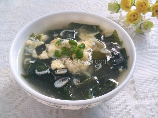 汤碗盛出，加几粒葱花装饰！