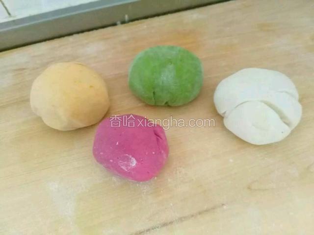 和好的四种颜色面团。（温水和面哦）