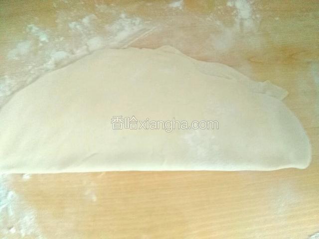 上面撒一层面粉，然后对折。