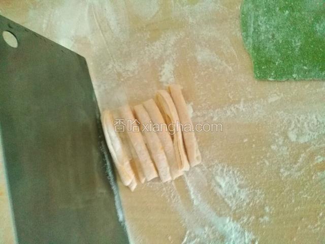 在切南瓜面的。