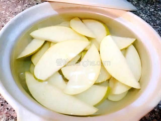 砂锅放入梨子加入适量水大火烧开