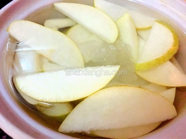 加入冰糖转小火炖煮半小时