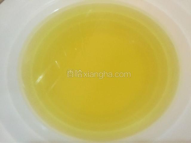 清亮金黄色的梨子水甜甜的
