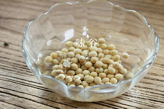 黄豆清洗后浸泡半小时。