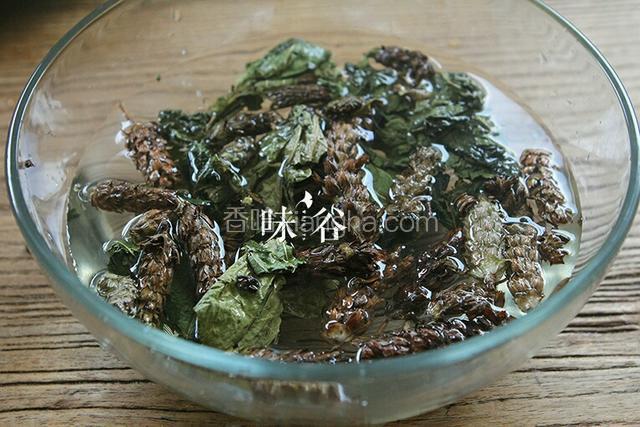 桑叶，夏枯草等清洗干净。