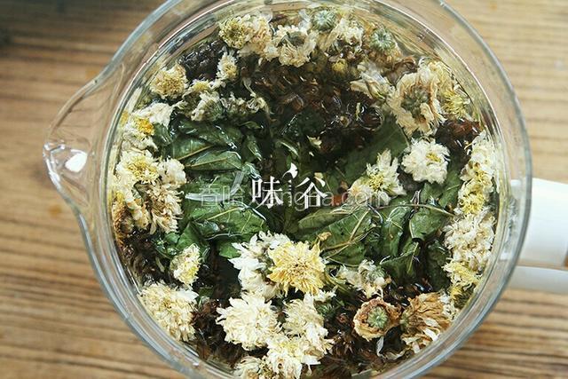 倒进1.5升清水，按花茶键即可。用锅的话大火煲开后，转小火煲30分钟即可;