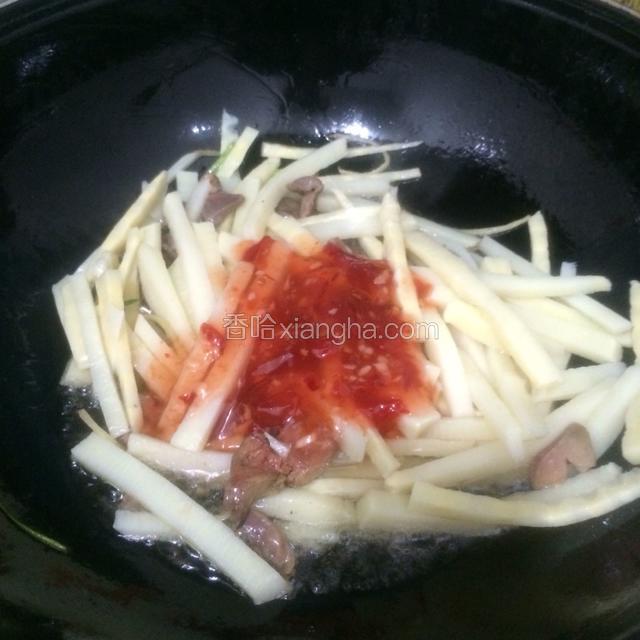 加入2勺番茄酱，加适量料酒煸炒匀。
