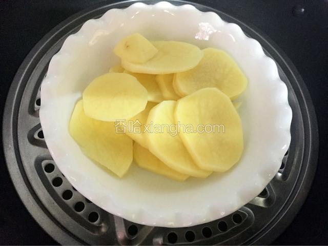 土豆去皮洗净切成小片蒸熟