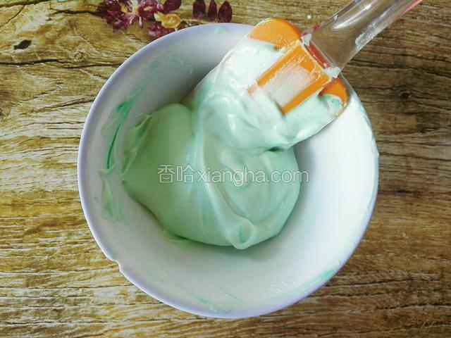 取适量打发好淡奶油加入不同颜色食用色素一滴拌均匀，装入裱花袋用小六齿嘴（其它三种淡奶油色与这一种色的淡奶油方法一样）