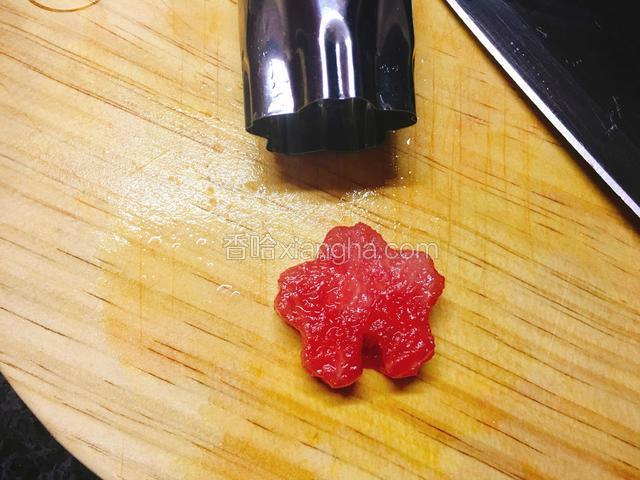 西瓜切一小片，用模具刻出花型。