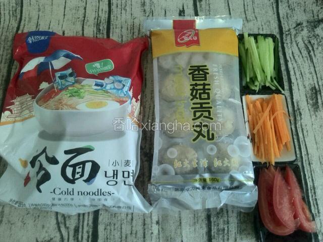 准备食材。胡萝卜，黄瓜切丝，西红柿切小片。