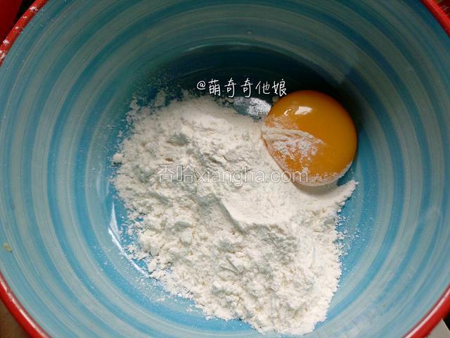 此时锅中可倒油烧热。
把刚才扑藕夹多余的面粉倒入碗里，加用了肉糜里剩下的蛋黄，搅匀，边加清水边搅匀。