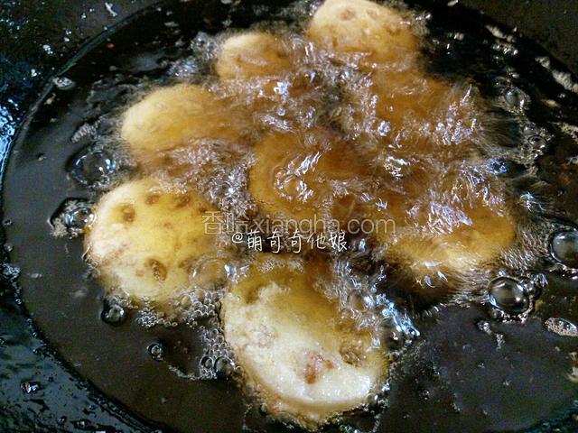 油锅烧热七八成热，下裹好面糊的藕夹，小火炸5分钟至熟，再转大火炸3分钟至金黄，捞出控油即可。
炸的时候注意翻动以免炸过头。