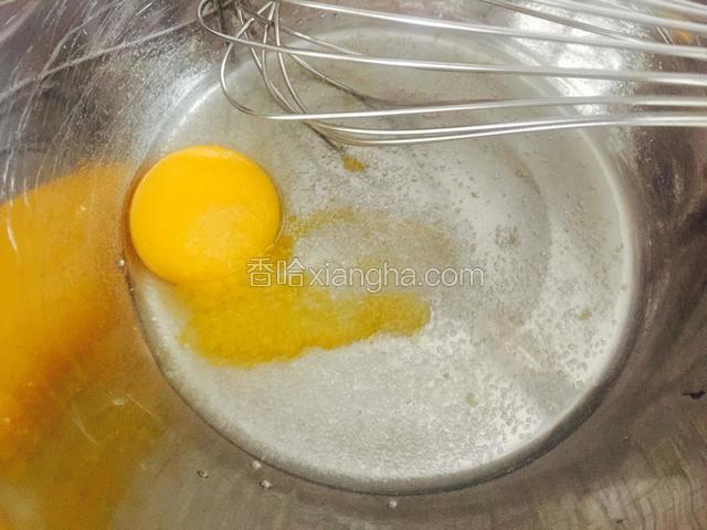 下面我们做慕斯陷，把蛋黄和水，细砂糖放入锅中，用打蛋器搅打均匀，然后小火加热，并不断搅拌。