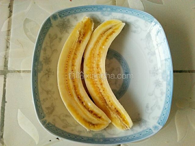 香蕉去皮，对半切开。