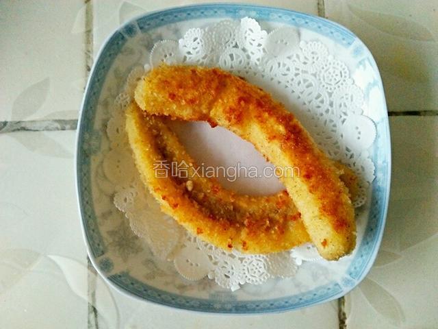煎好的香蕉放在吸油纸上控一下油。
