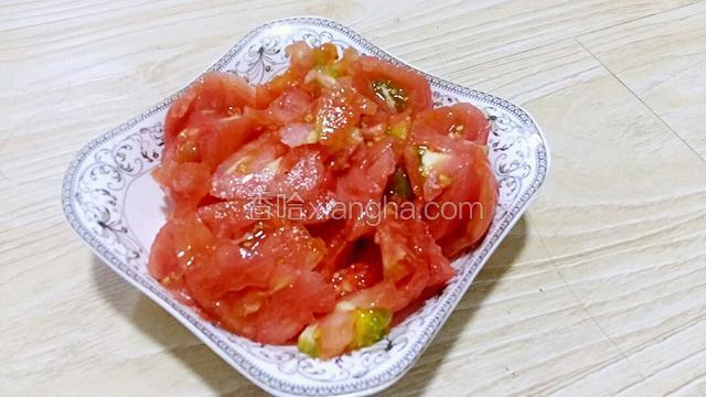 用刀切成小块备用