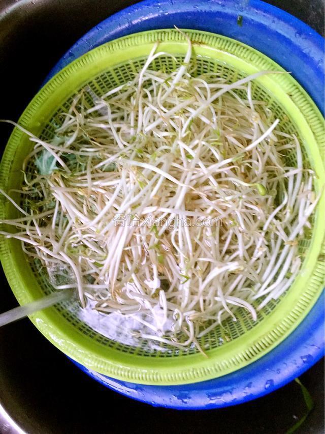 绿豆芽用水冲洗干净