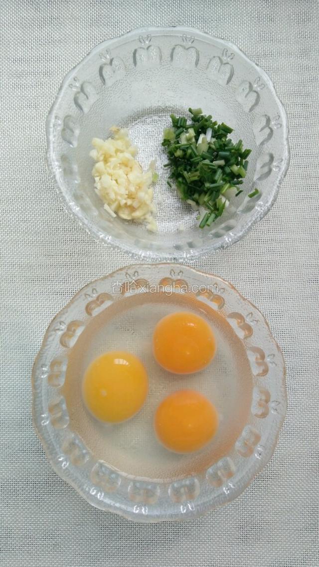 蒜和葱都切末，鸭蛋敲开打散。