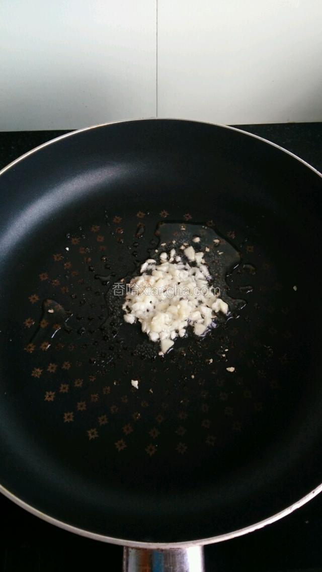 洗净锅，倒入适量油，放入蒜末小火煸香。