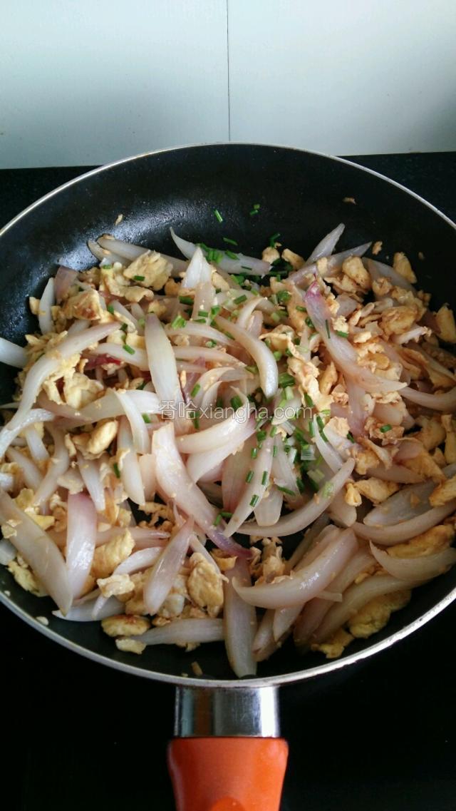 调入适量盐、生抽和鸡精，翻炒均匀，关火，撒上葱花即可。