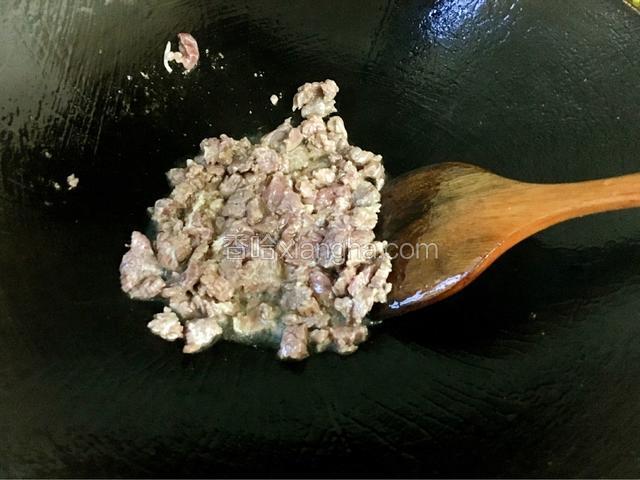 放入牛肉去炒