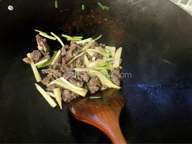 加入适量的盐翻炒均匀入味即可