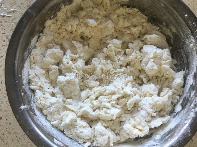 面粉中先加入开水搅拌均匀，再加入凉水把面粉搅拌成絮状。