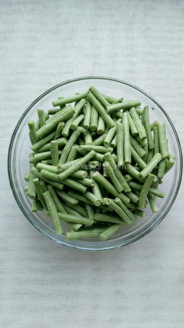 豇豆洗净切成段。
