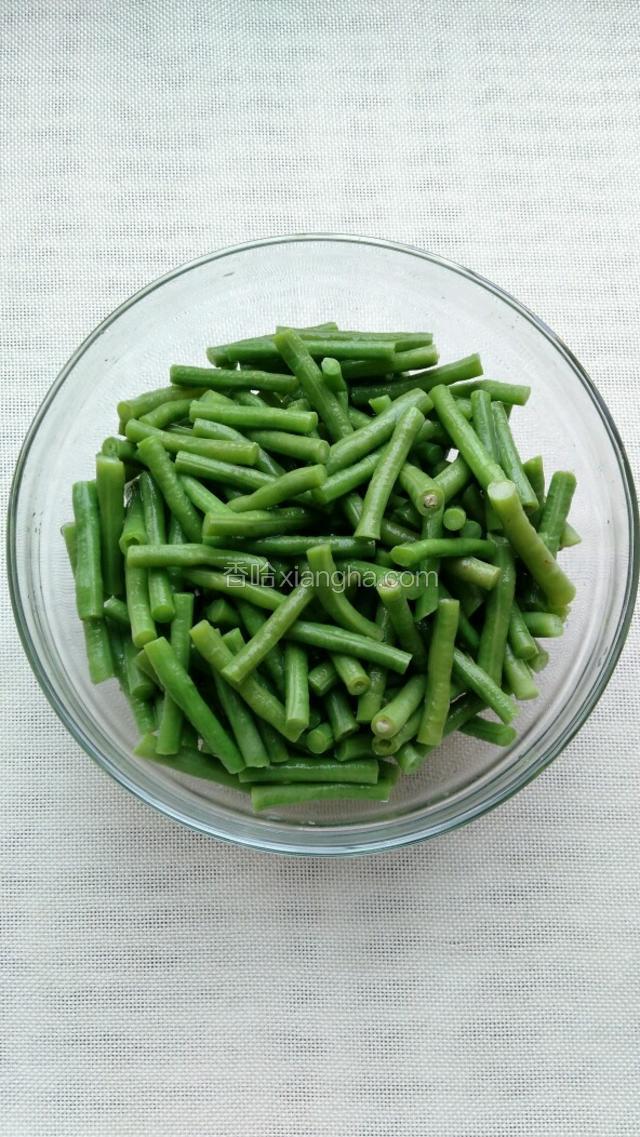 豇豆放入热水锅中焯熟，捞出过凉水降温，沥干水分，放在一旁备用。