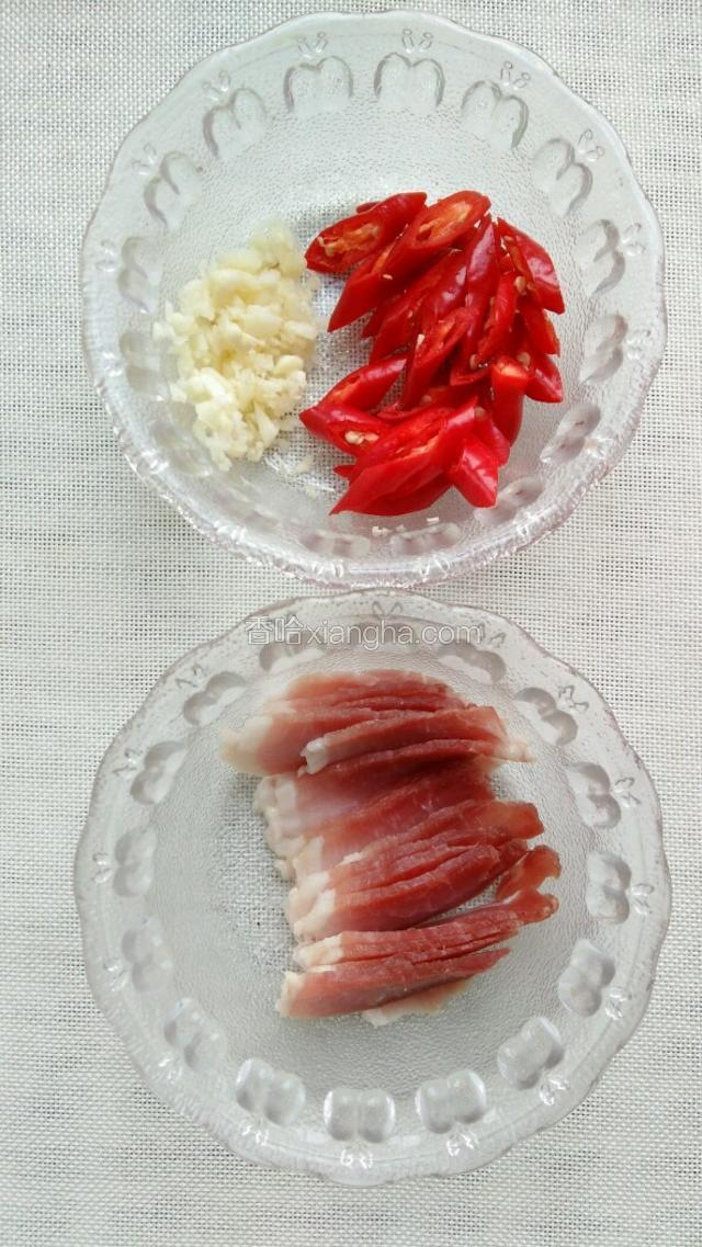 腊肉切片，蒜切末，红辣椒切片。