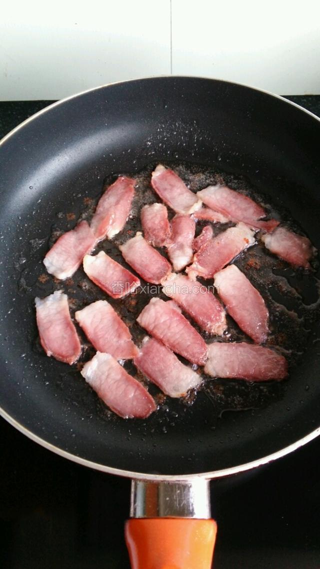 热油锅，将腊肉倒入锅中，小火煸熟，盛出备用，底油留在锅中。
