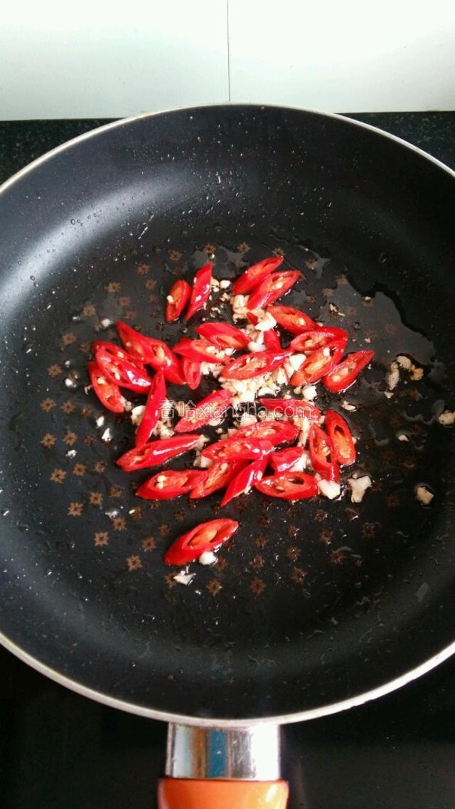 倒入红辣椒，翻炒片刻。