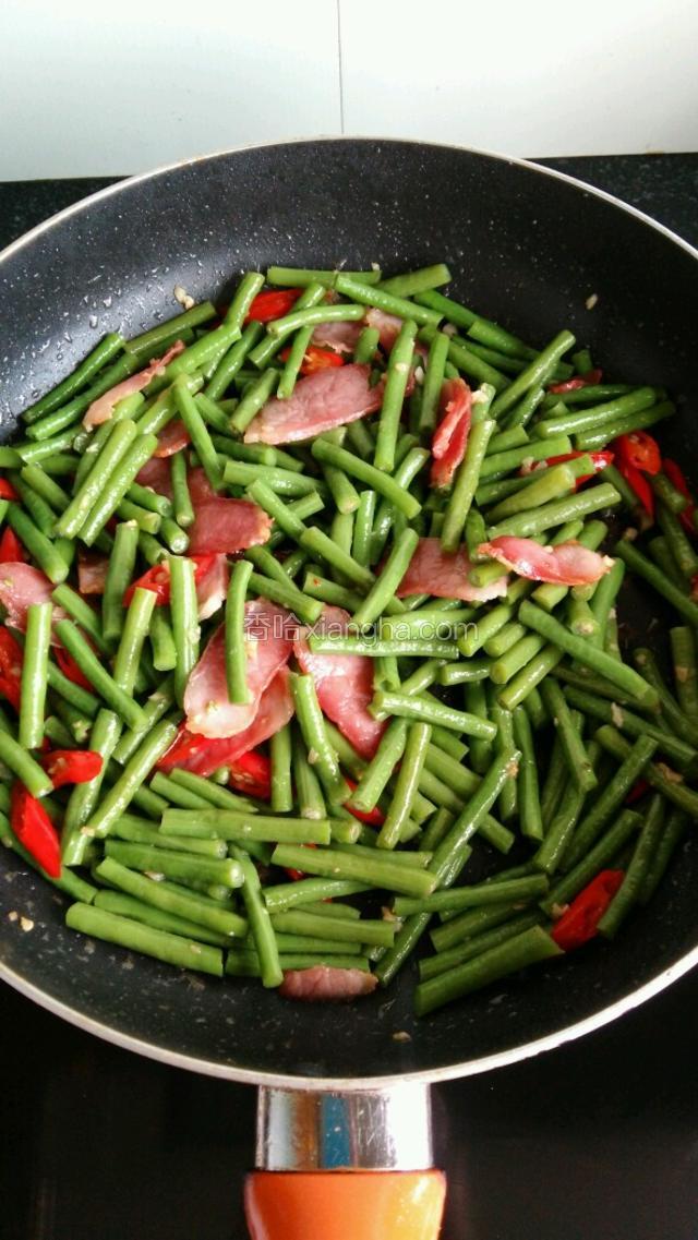 最后倒入腊肉，快速翻炒均匀，关火。