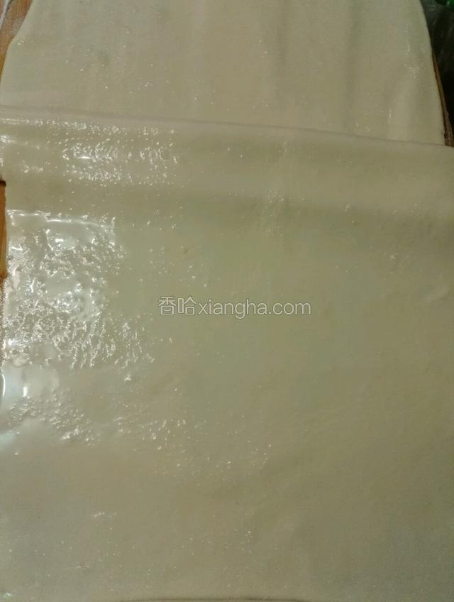 均匀抹上食用油，表面撒上食盐