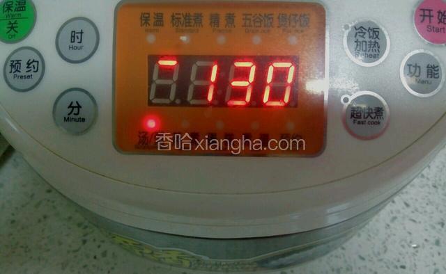 插上电源，按煮汤键开始工作