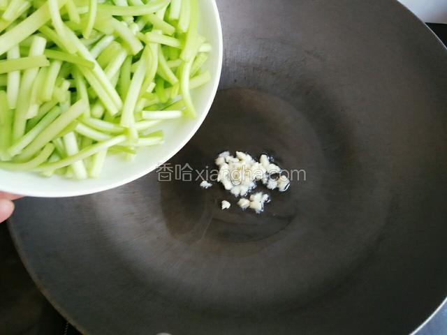 油锅微热 待蒜末出香味后马上倒入切好的红薯梗 翻炒半分钟