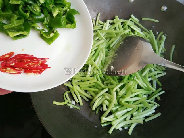 再倒入切好的青红椒 加点水 继续翻炒均匀