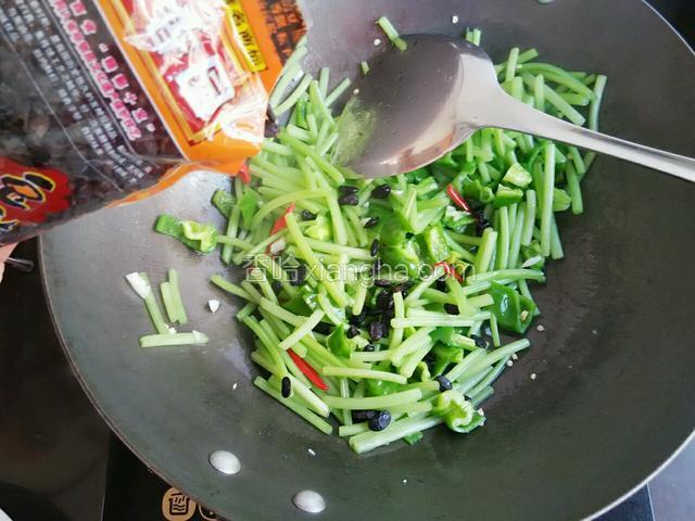 这个时候 倒入适量豆豉到锅里 慢慢的豆豉香味就出来了