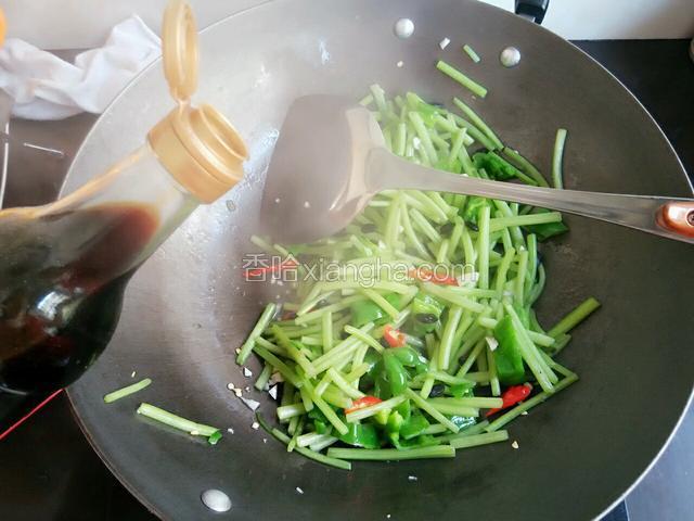 再倒点生抽提提味，最后加盐调味即可