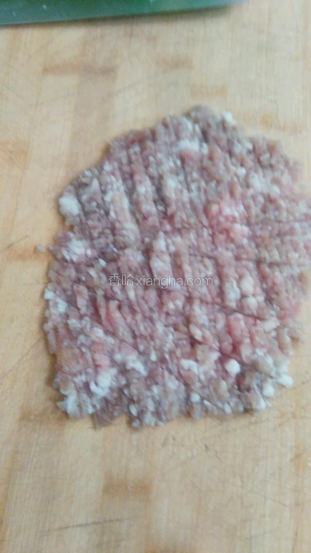 猪肉剁成肉馅。