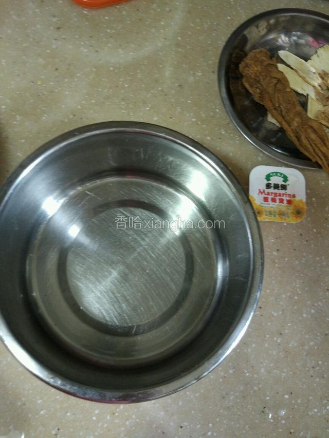 我用的是大约六寸的碗，里面涂上植物油！