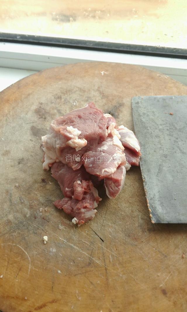 肥瘦相间的肉一块，切碎。