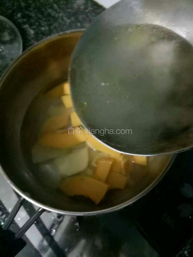 南瓜片和土豆片一起放入锅中，注入鸡汤大火煮十分钟。