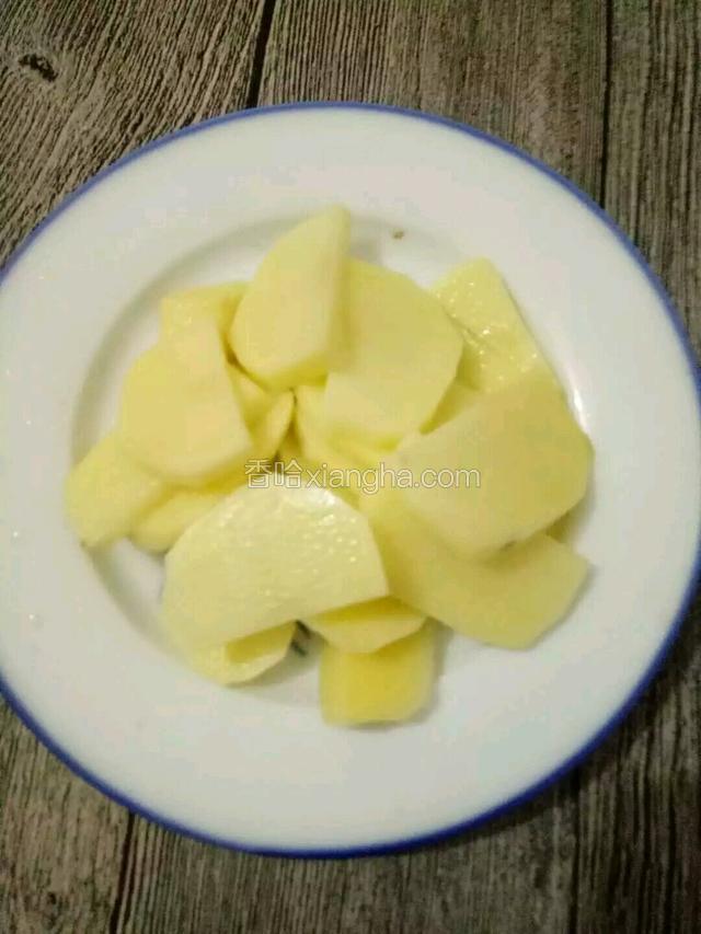 土豆也去皮切成片。