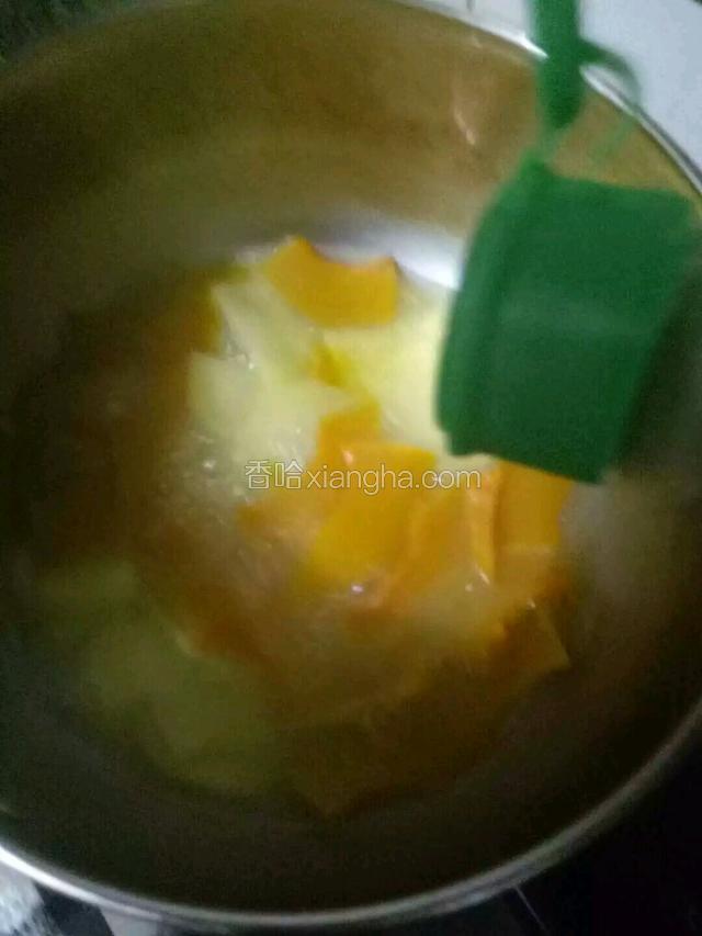 熟透后加入少许盐和胡椒粉即可出锅。
