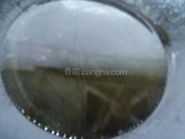 锅内放小半锅油烧热