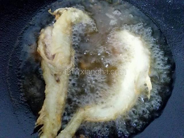 可以多放几天同时炸，炸完一面换另一面，直至炸致金黄