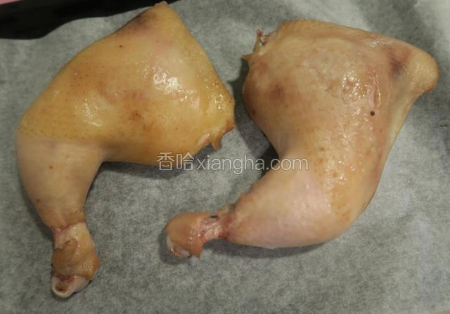 预热烤箱180度，中间取出来反复给鸡腿表面刷麦芽糖汁，烤20分钟就差不多了
